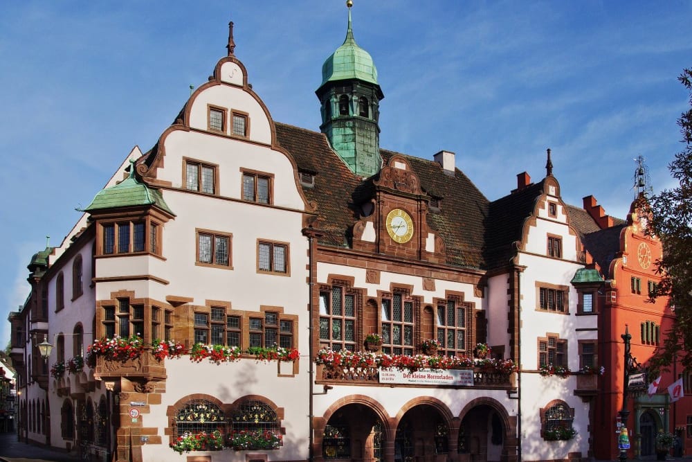 בית העירייה החדש של פרָייבּוּרג בכיכר הקטנה ראטהָאוּספּלאץ