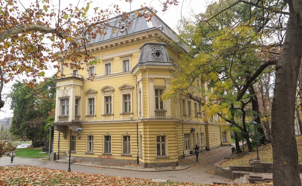 מבט אל הארמון המלכותי מהגן המלכותי