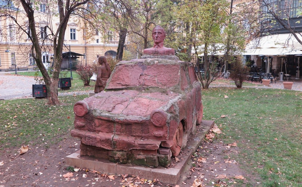 פסל אמנותי בגן המלכותי