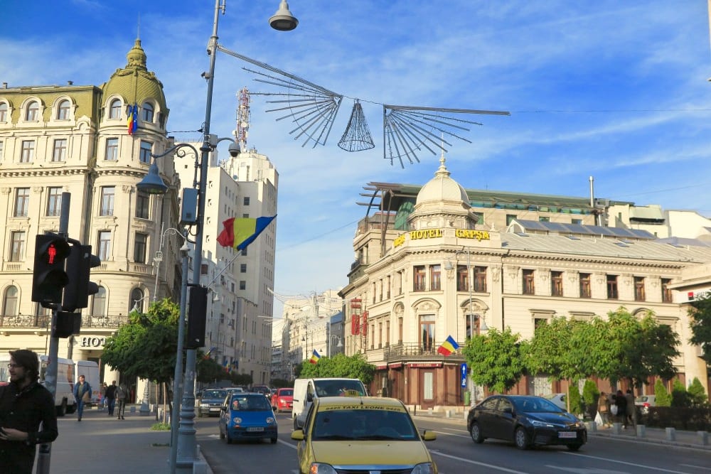 מסעדות, בתי־קפה, חנויות יוקרה ובתי מלון לאורך קָלֶאָה ויקטוֹריֶי