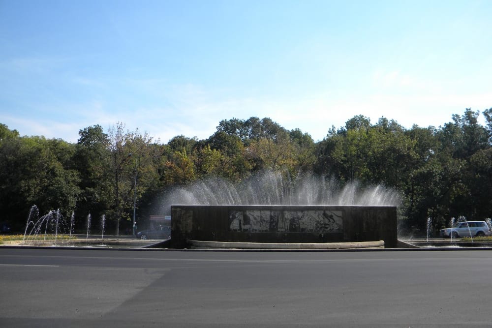 פסיפס שחור־לבן בחזיתה של מזרקת מִיוֹריצָה