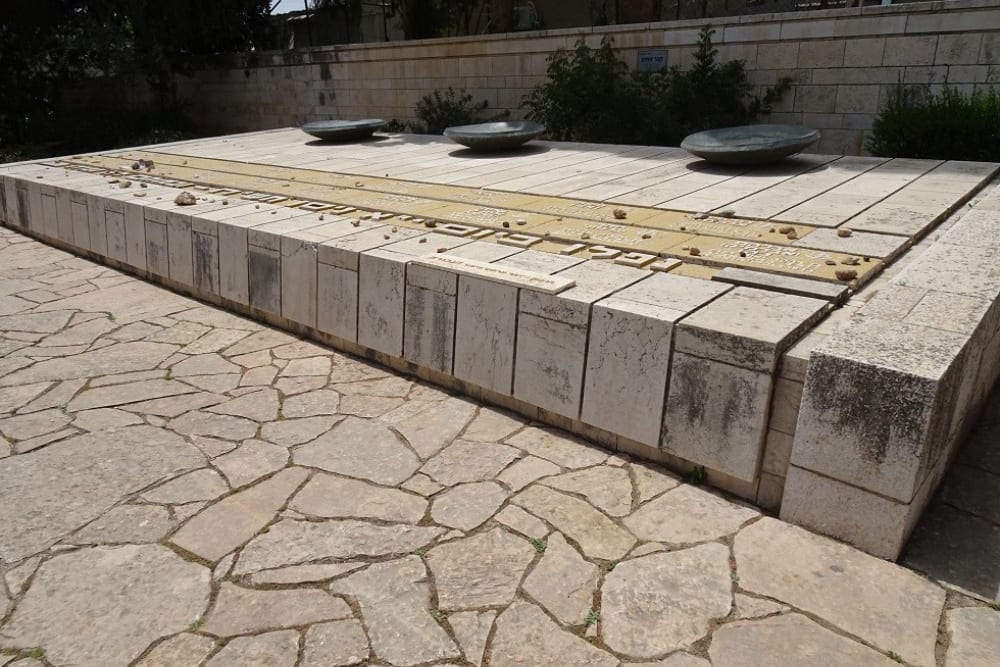 קבר האחים - אנדרטת כ"ח