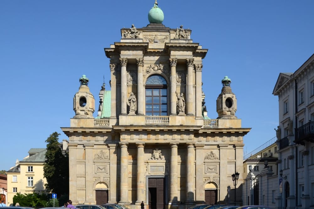 חזית ניאו־קלאסית של הכנסייה הכרמליטית הבארוקית