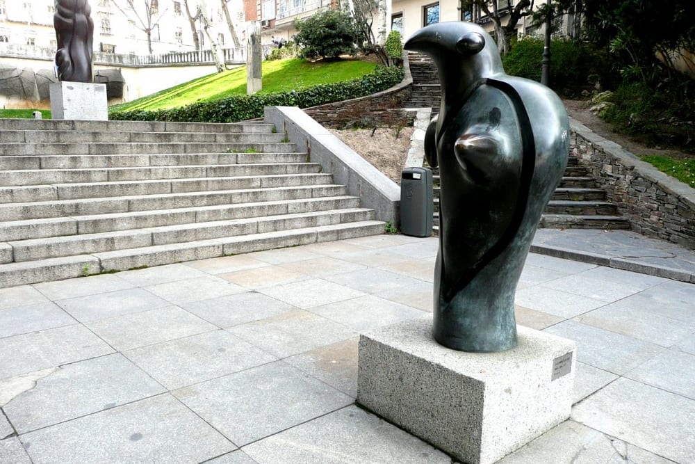 פסלים במוזיאון הפתוח לפיסול ממוקמים מתחת לגשר תחבורה ובסביבתו