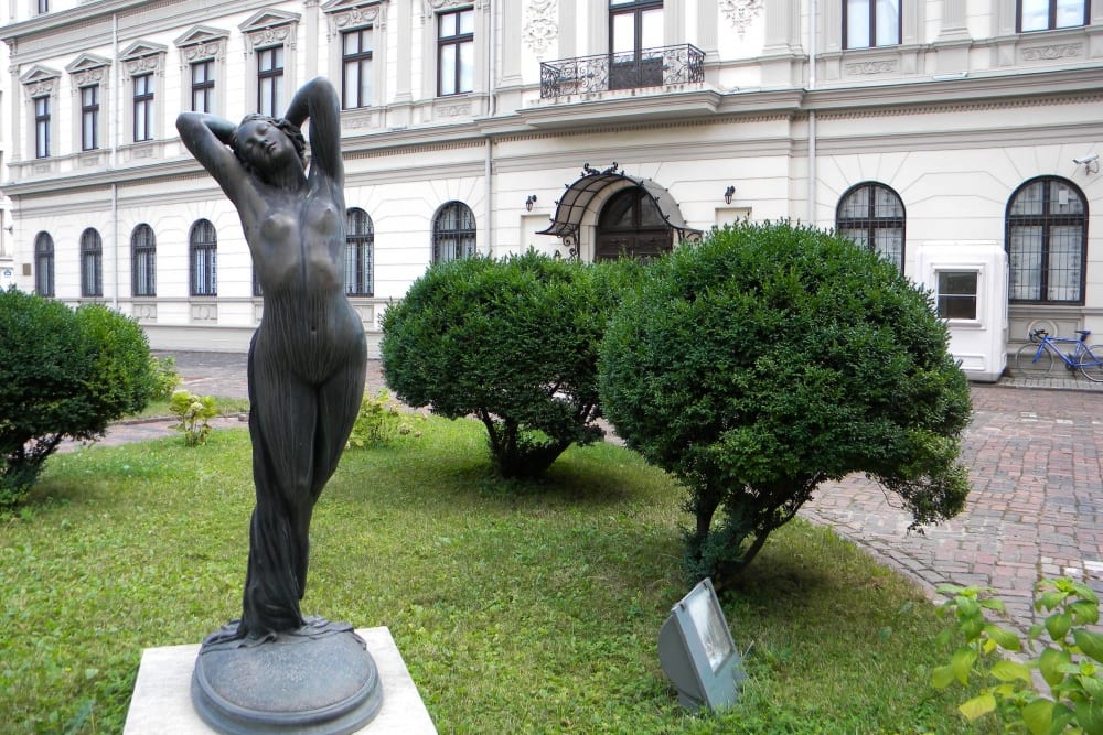 פסל בגן שליד המוזיאון לאוספי אמנות