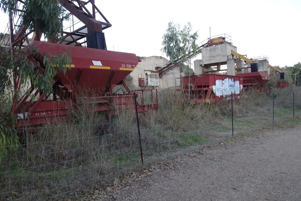 מחצבת בנימינה - גריסה והטענת החצץ לקרונות