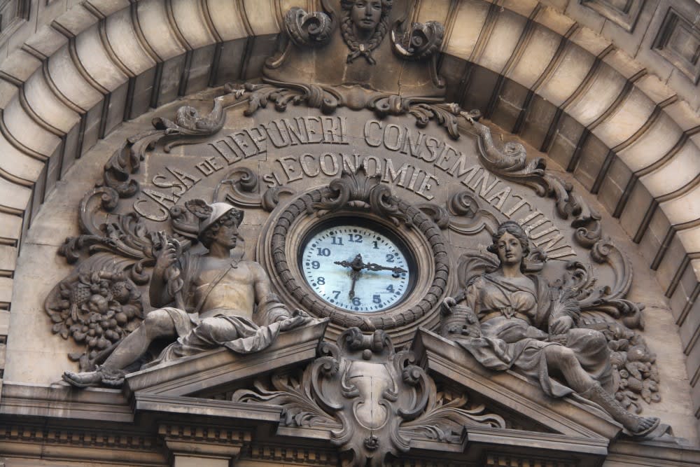 שעון מעל הכניסה לבנק ההלוואה והחיסכון