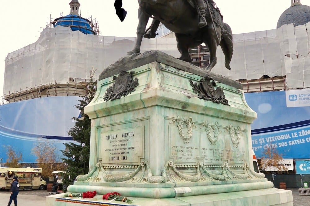 פסל מיכאי האמיץ בכיכר אוּניברסיטֶצי