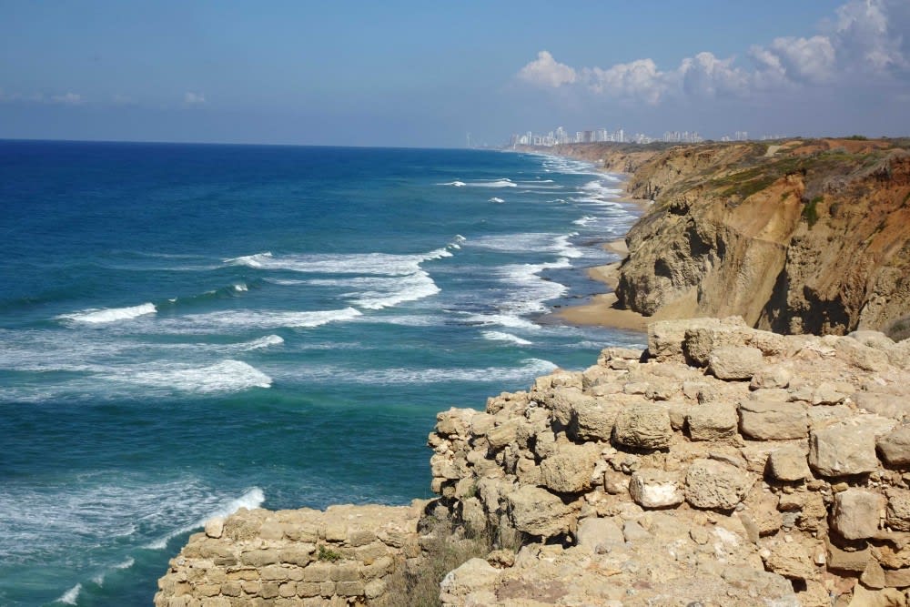 מבט לחוף מהמבצר הצלבני באפולוניה