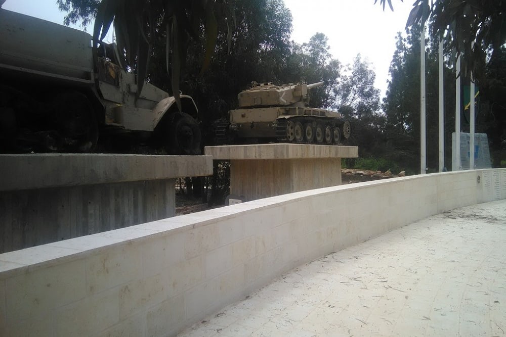 אנדרטת אגרוף ורומח