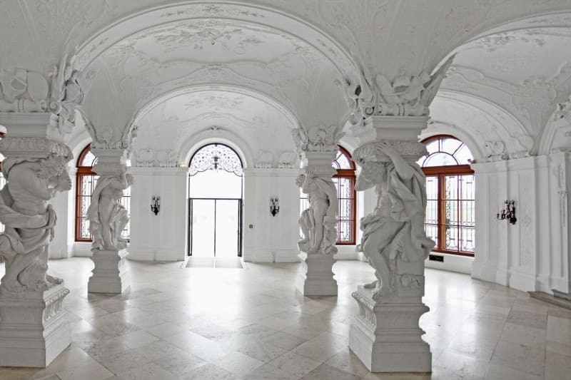 עמודי אטלס באולם הכניסה לבֶּלוֶודֶרֶה העליון