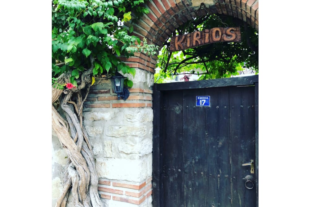 שער הכניסה למלון מתכתב עם סמטאותיה הציוריות של נסבר העתיקה