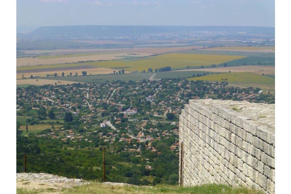 נוף עוצר נשימה אל הכפר מדארה מראש מבצר מדארה