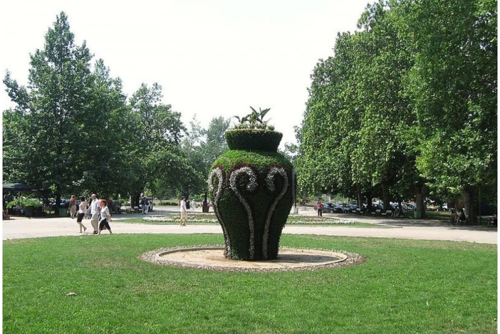 פסל האגרטל הפרחוני בפארק הנעורים ברוסה