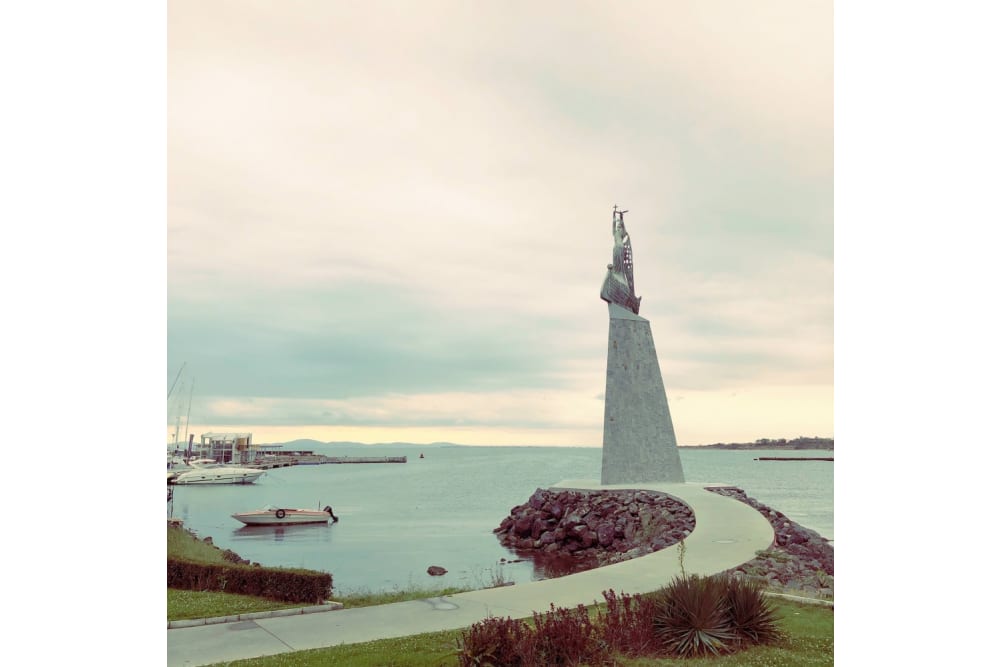 פסל ניקולאוס הקדוש על רקע הים השחור