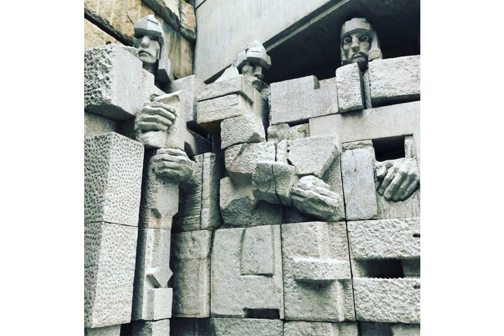 גובה מרשים, סגנון קוביסטי והבעות פנים חודרות - אנדרטת אבות האומה הבולגרית