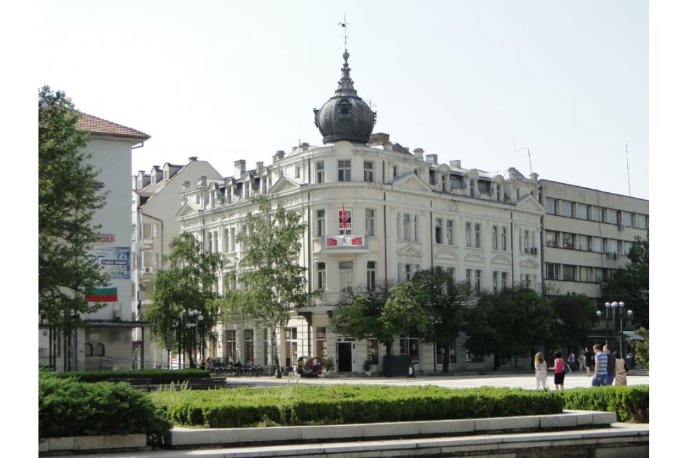 מבט מכיכר בדינצי אל המבנה ההיסטורי היפיפה בפינת הרחובות Tsar Alexander II ו־Gradinska