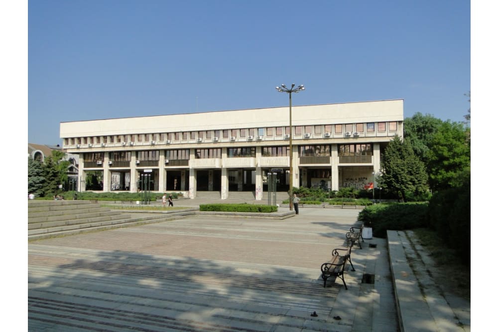 הספרייה הציבורית על־שם מיכלאקי גיאורגייב בכיכר בדינצי