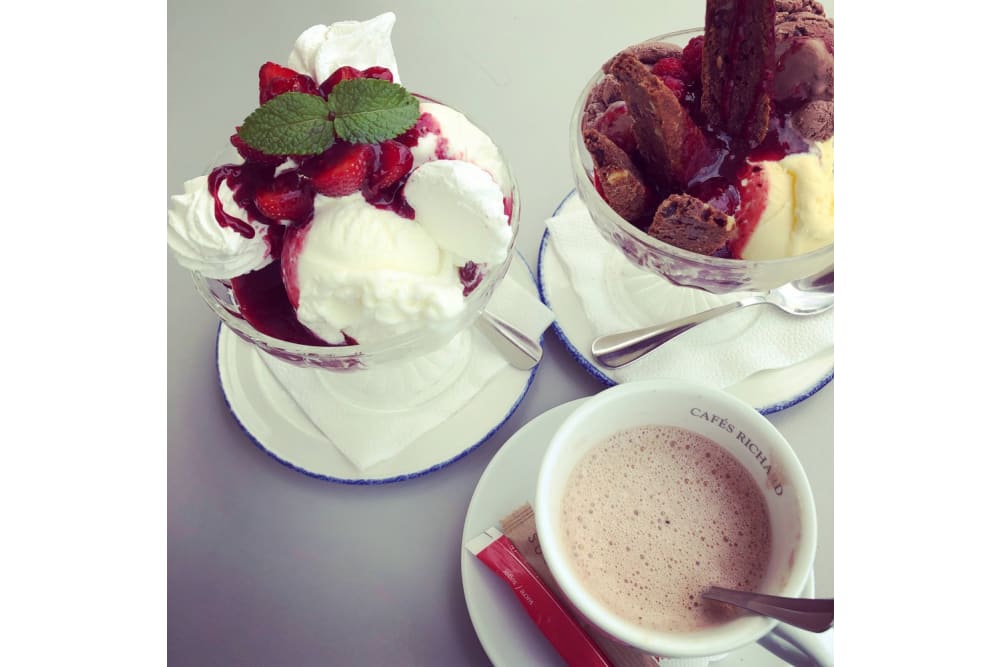 קינוחים מושחתים עם נוף לים