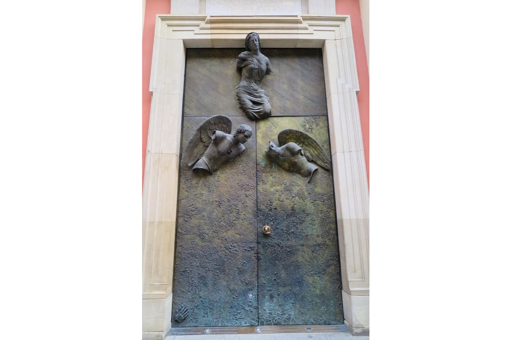 דלת הכניסה לכנסייה הישועית