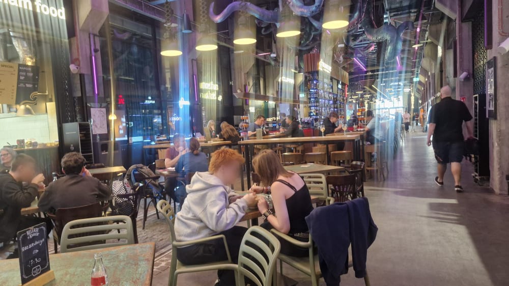 מונטאווניה פוד הול, שוק אוכל תוסס ליד מספנות גדסק