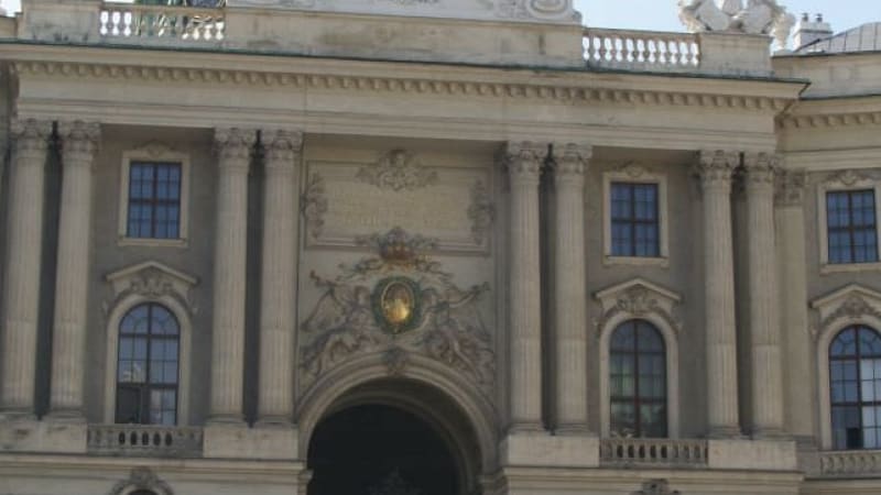 פסלים בחזית של ארמון הוֹפבּוּרג