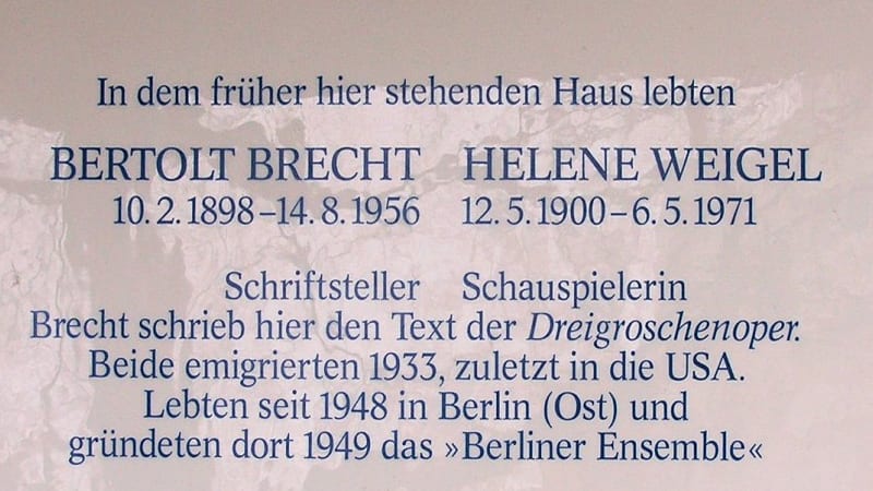 שלט זיכרון על קיר ביתו של בּרֶכט
