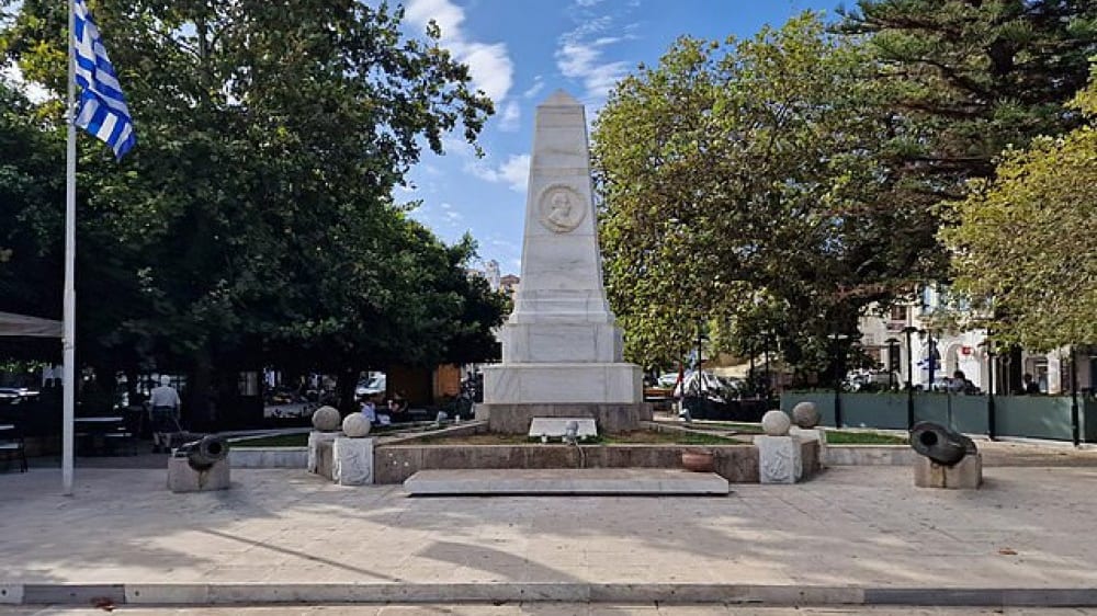 אנדרטת שלושת האדמירלים בכיכר המרכזית