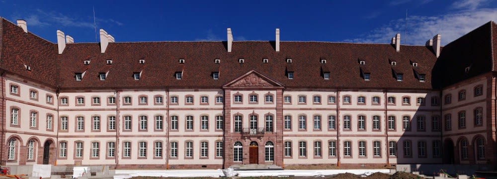 ספרייה פועלת היום במבנה הגדול מהמאה השמונה־עשרה של בית החולים העתיק