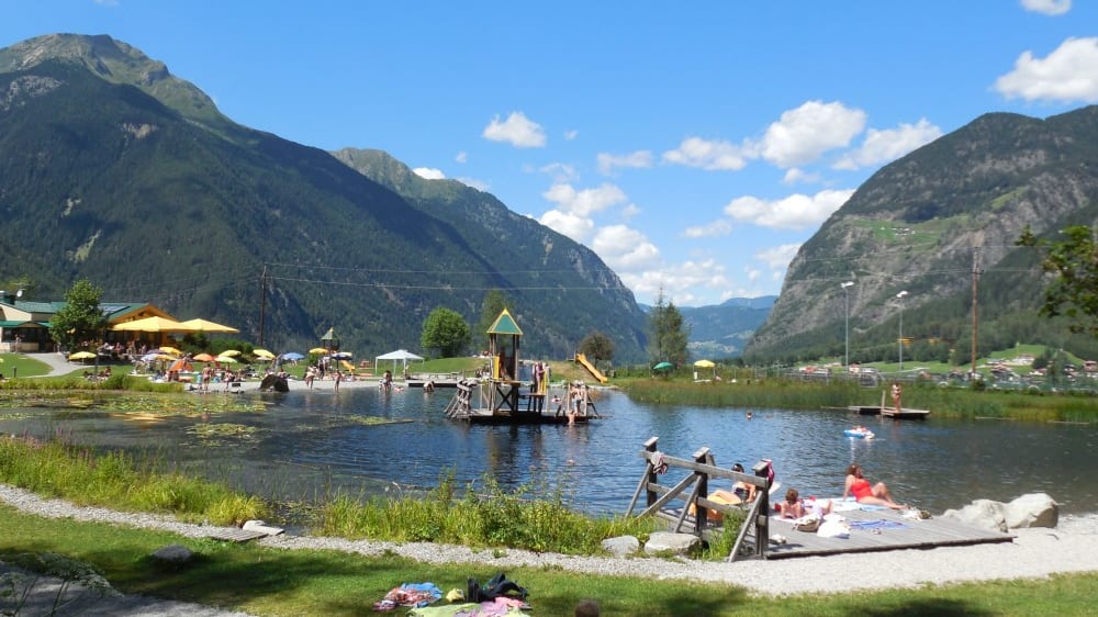 טבילה באגמון אוּמהָאוּזֶן מול נוף מרהיב