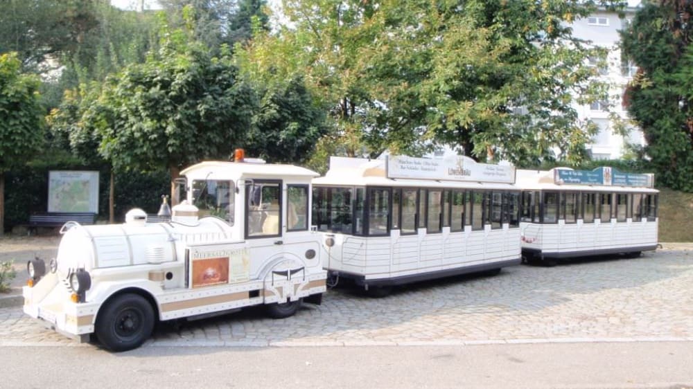 טיול באזורים הרחוקים יותר של העיר ברכבת העירונית