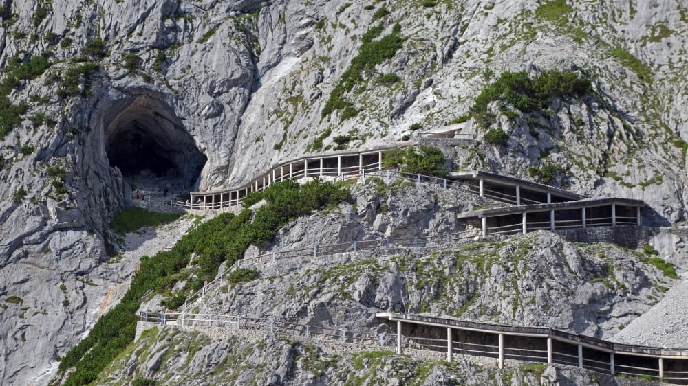 הטיפוס למערת הקרח אָייסריזֶנְוֶולט