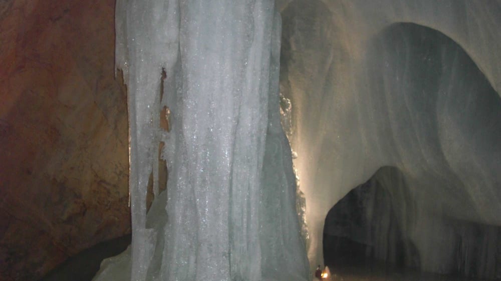 עמוד קרח במערת הקרח אָייסריזֶנְוֶולט