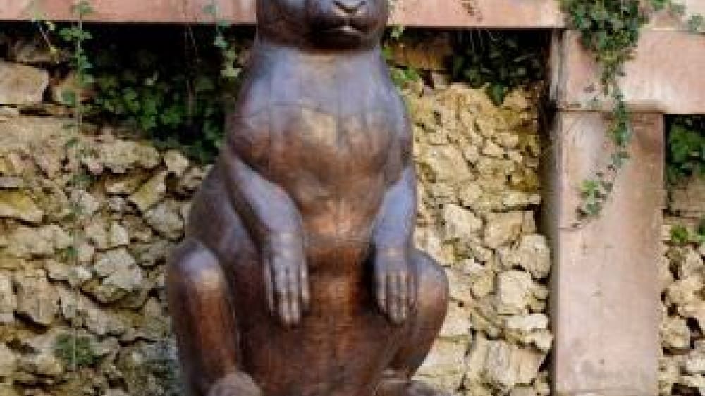 פסל ארנב בחצר של מוזיאון פאבֶּרזֶ׳ה