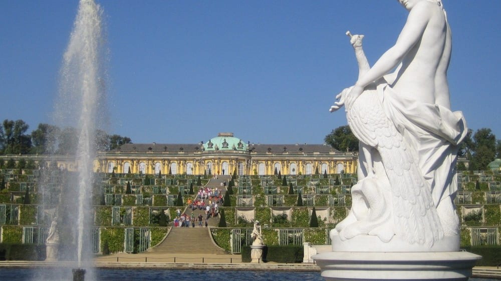 המזרקה הגדולה בפארק סאנסוּסי (הארמון ברקע)