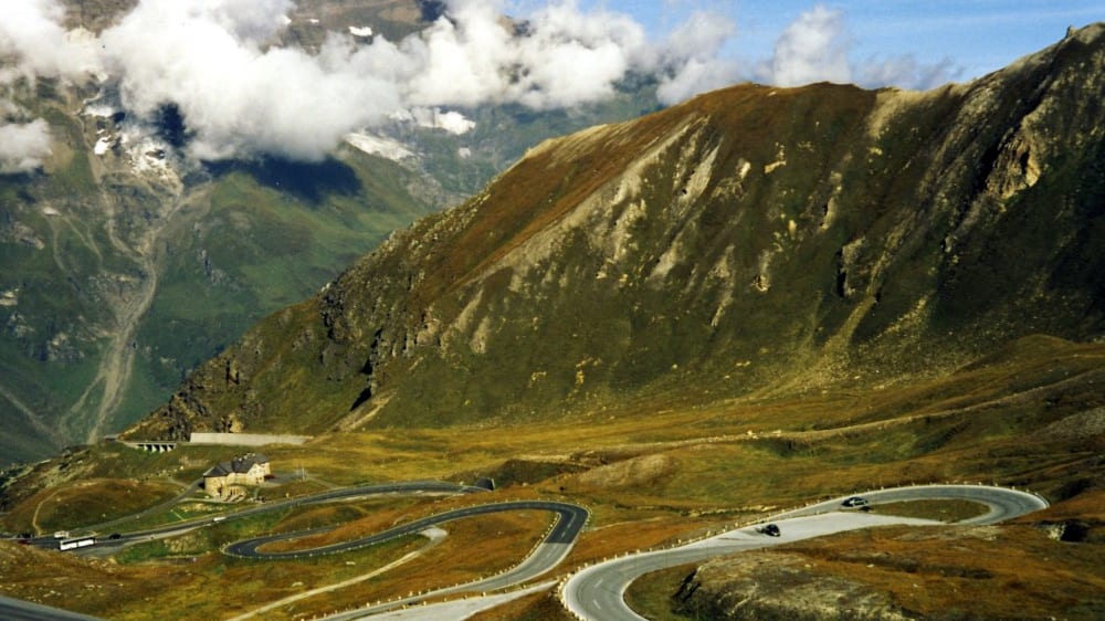 נופים מרשימים לאורך כביש גרוֹסגלוֹקנֶר המתפתל
