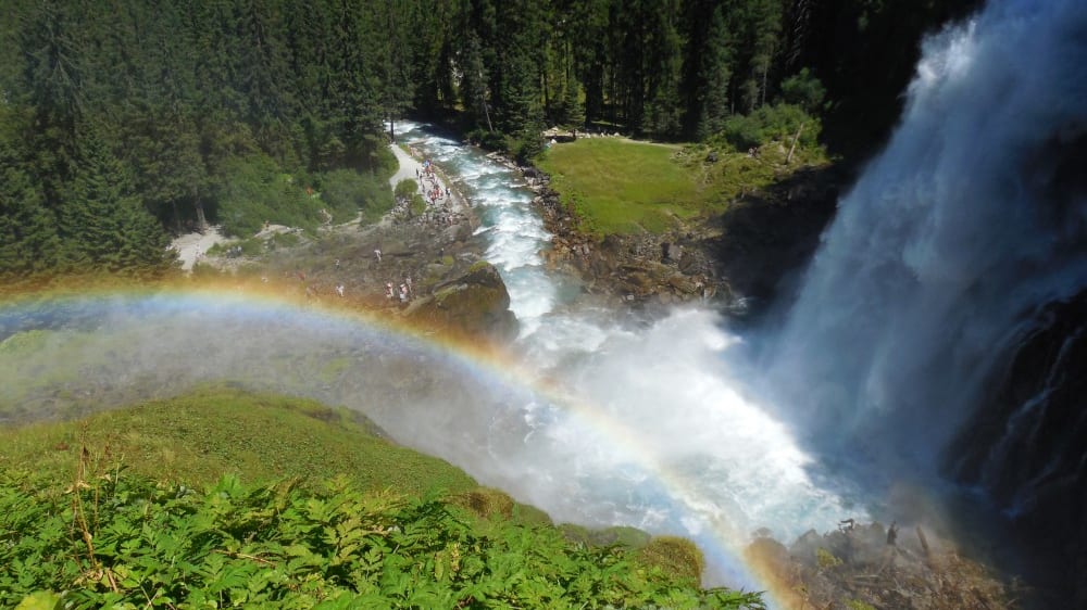 קשת ססגונית נשקפת ממרפסת הגשם במפל קרימְל