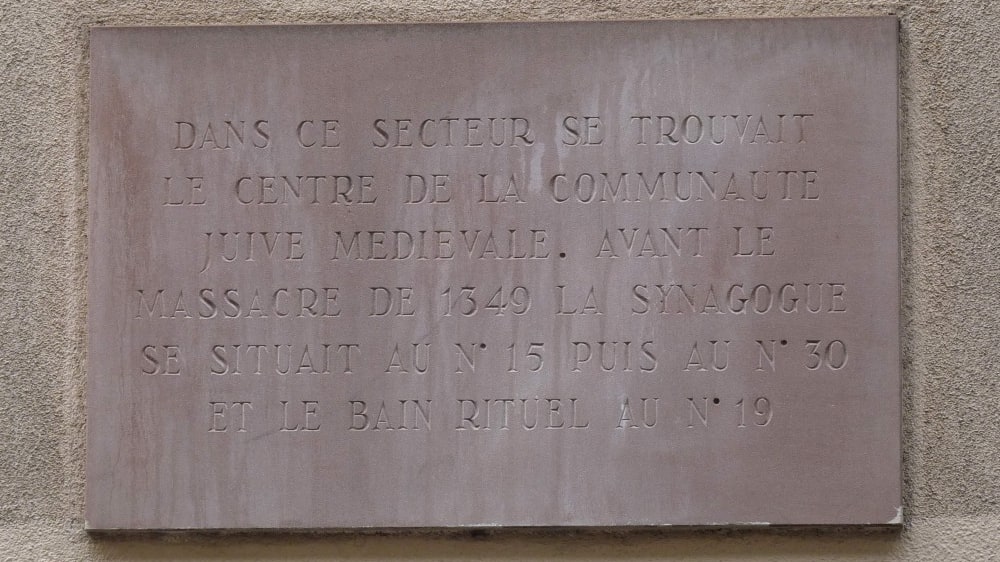שלט זיכרון בצרפתית לקהילה היהודית של שטראסבּוֹּרג