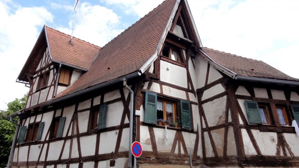 בית עם שלד קורות־עץ ברובע מעבדי העורות