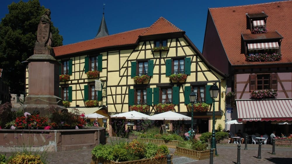 העיירה העתיקה ריבּוֹוילֶה שבדרך היין