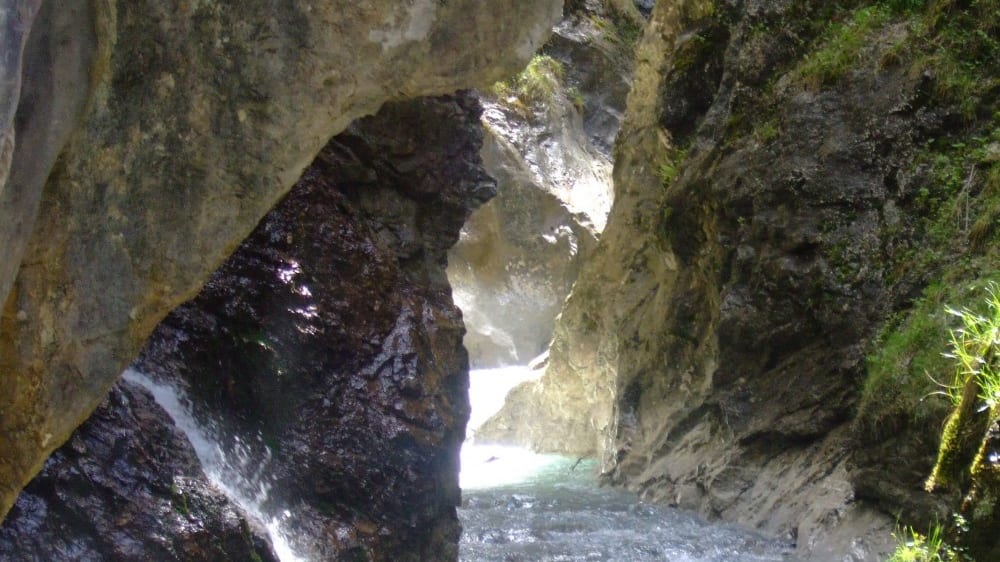 קירות סלע בגובה מאה מטר ויותר מתנשאים מעל ערוץ רוֹזֶנגארטֶנְשלוּכט