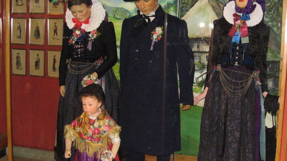 בובות בלבוש מסורתי במוזיאון היער השחור