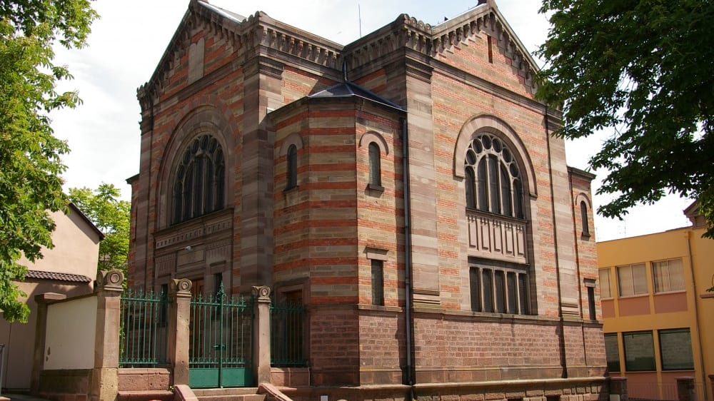 בית הכנסת של סֶלֶסטָה המעוטר בפסים מהמאה התשע־עשרה