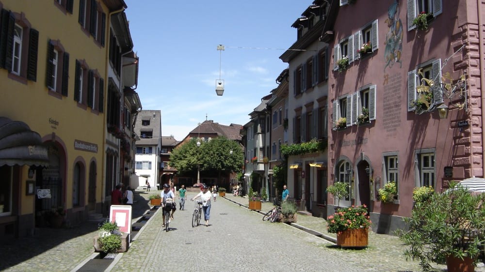 שטָאוּפֶן. מימין: פונדק האריות