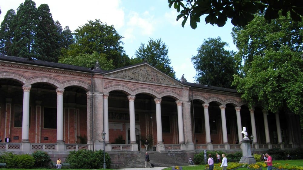 גלריית קשתות ובה ציורי קיר בהיכל השתייה