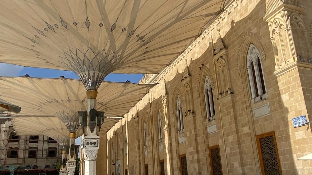 סוככים בכניסה למסגד אל־חוסיין