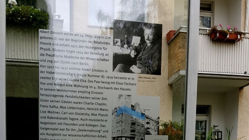 לוח זיכרון לאלברט איינשטיין