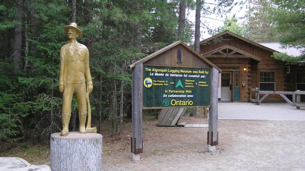 במוזיאון אַלגוֹנקין לכריתת עצים