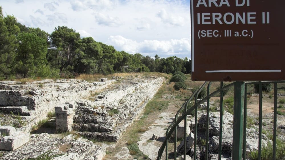 מזבח היירון השני והאמפיתיאטרון הרומי