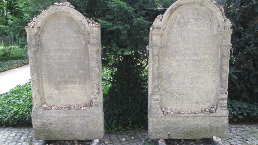 מצבות עתיקות בכניסה לבית הקברות היהודי הישן